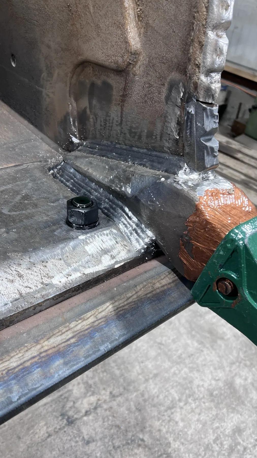 Detail einer fachgerecht ausgeführten Aufpanzerung an einer Schaufel
